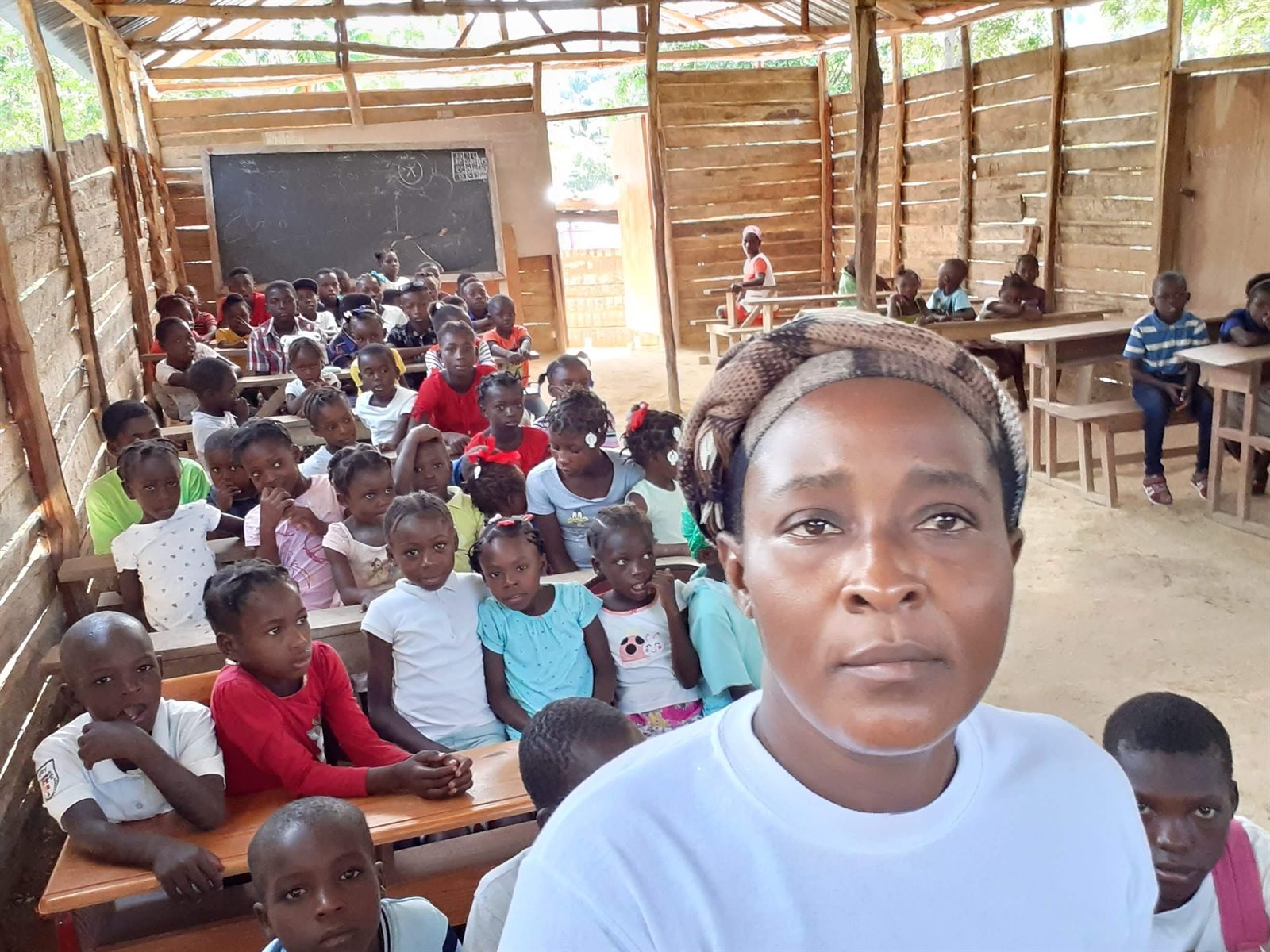 Participants dans une salle de formation pendant une session d’apprentissage.
