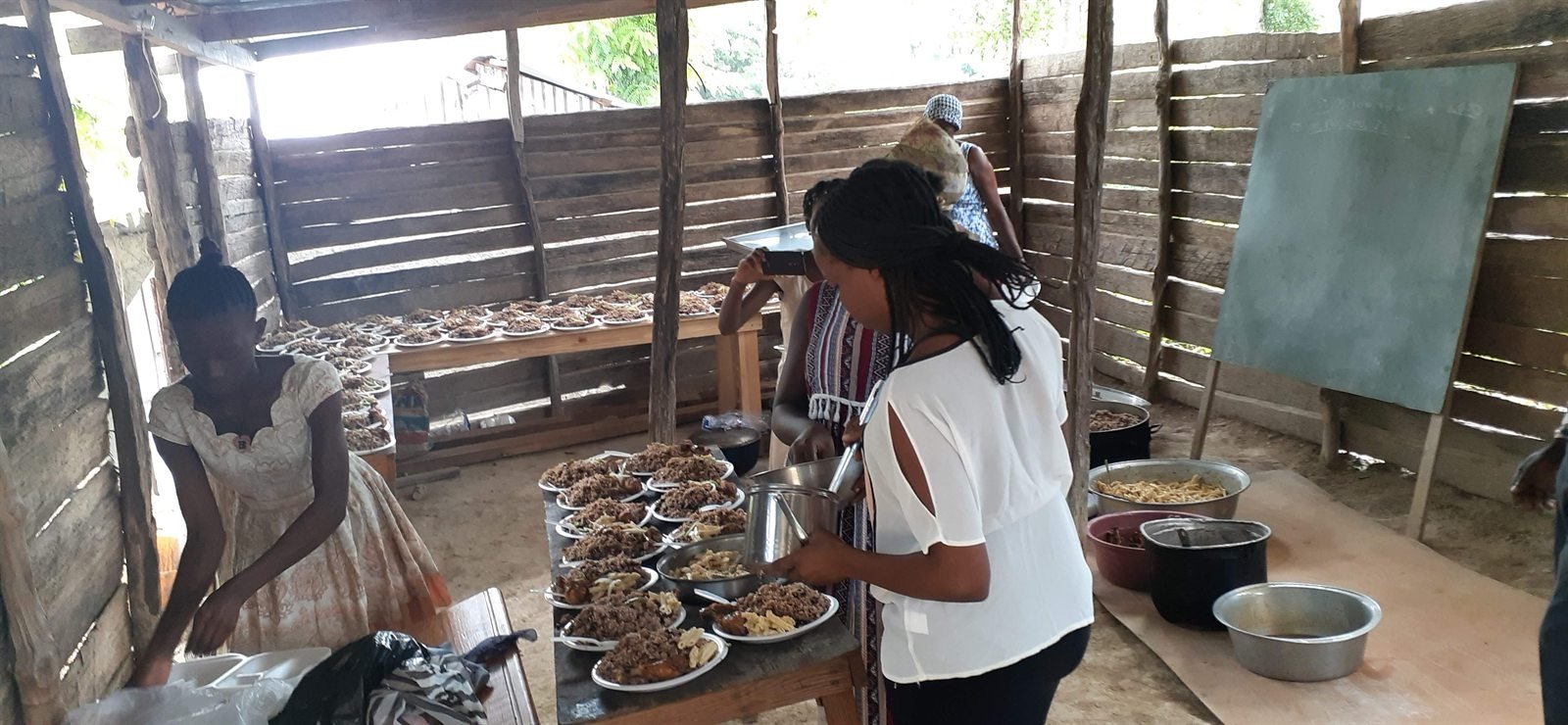 Distribution d'appui alimentaire par l'ICCI.