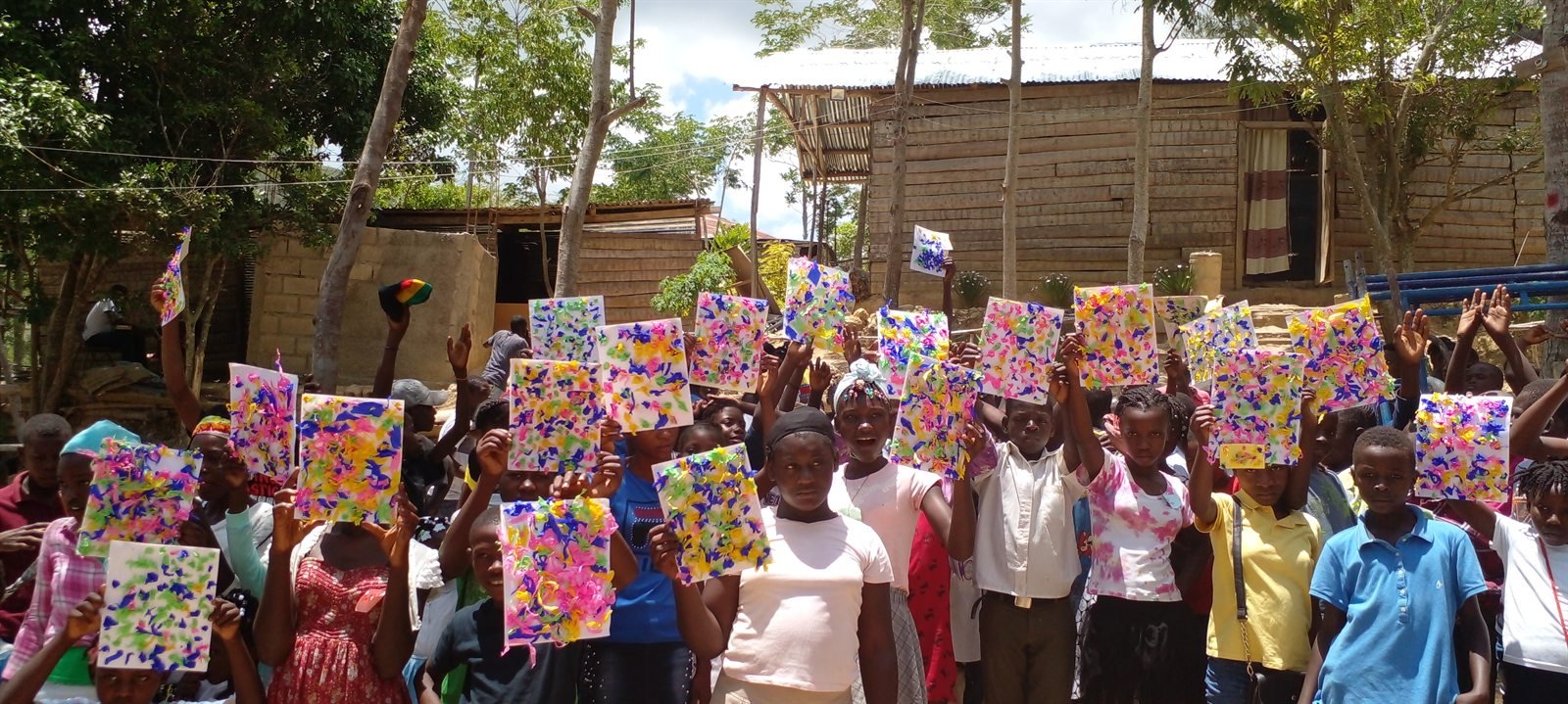 Enfants tenant des boîtes de cadeaux pendant une distribution organisée.